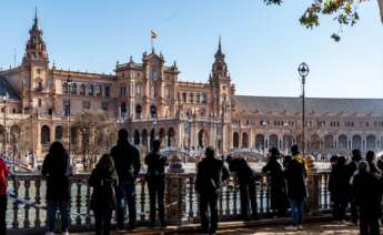 Visitantes en la Plaza de España de Sevilla, Andalucía.