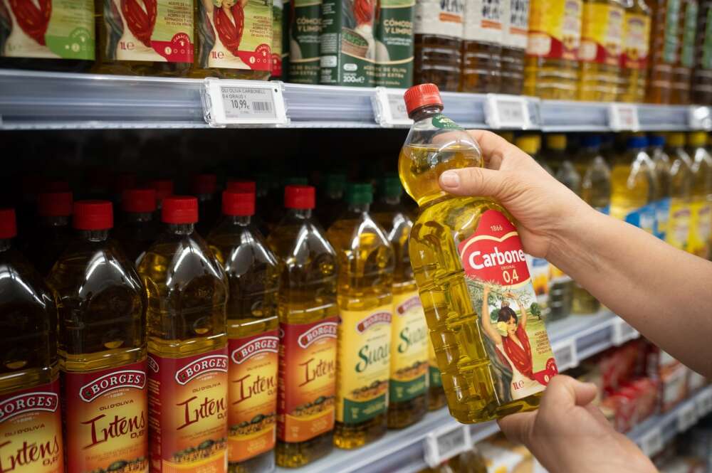 Botella de aceite de Carbonell (Deoleo) en un supermercado de Barcelona.