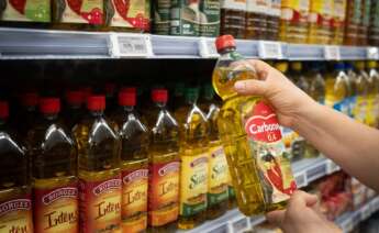 Botella de aceite de Carbonell (Deoleo) en un supermercado de Barcelona.