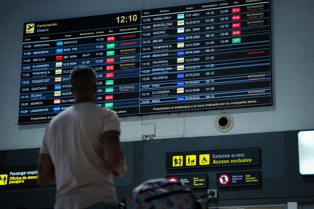 Pantalla informativa con los vuelos y embarques retrasados en el Aeropuerto de San Pablo, Sevilla.