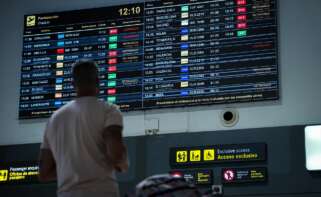 Pantalla informativa con los vuelos y embarques retrasados en el Aeropuerto de San Pablo, Sevilla.