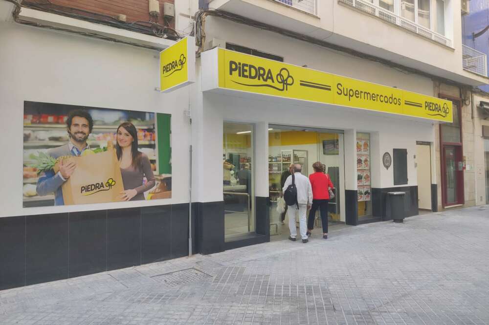 Entrada de un supermercado Piedra.