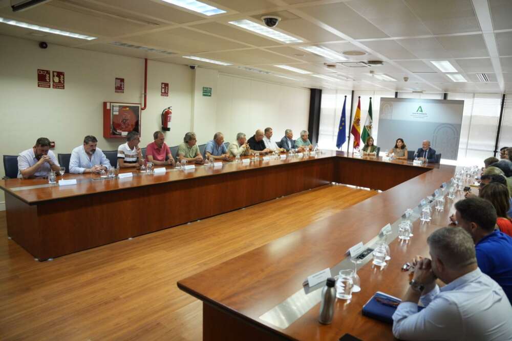 Firma del convenio de Acerinox. Foto: Junta de Andalucía.