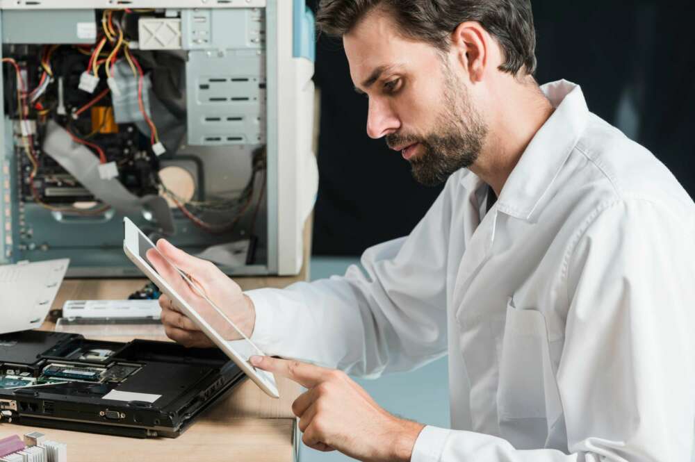 Un empleado trabaja en una empresa tecnológica. Foto: Freepik.