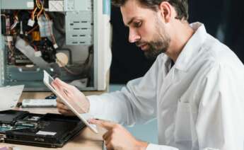 Un empleado trabaja en una empresa tecnológica. Foto: Freepik.