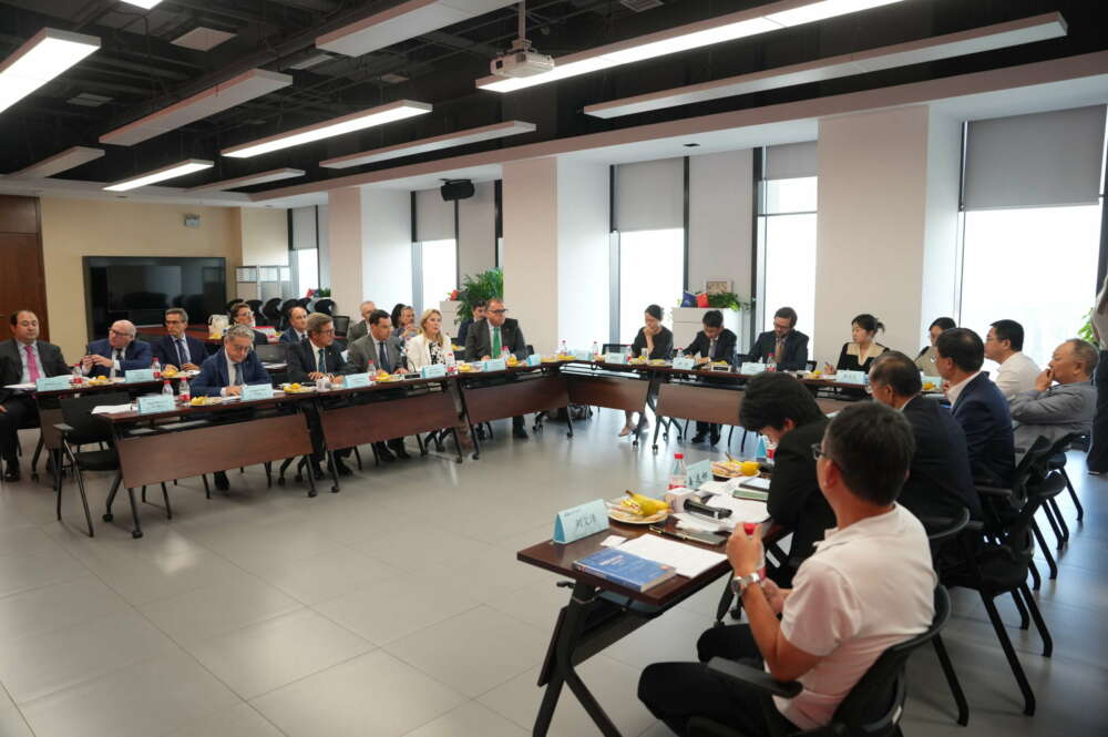 Reunión del Juanma Moreno con representantes de la Asociación China de Fabricantes de Automóviles este miércoles.