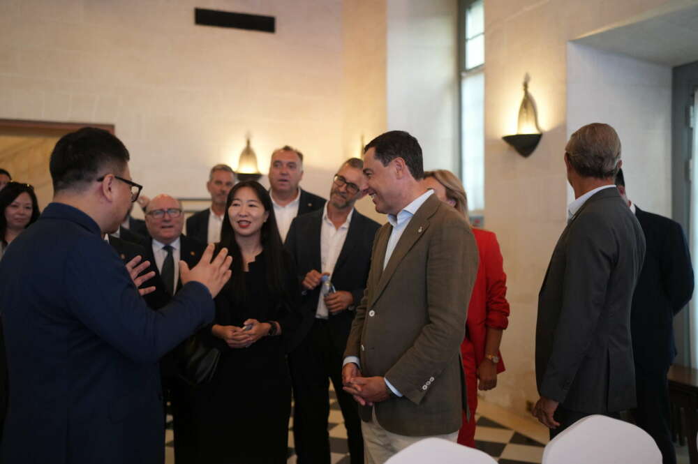 Juanma Moreno, presidente de la Junta, durante su visita a Huawei. Foto: Junta de Andalucía