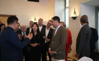 Juanma Moreno, presidente de la Junta, durante su visita a Huawei. Foto: Junta de Andalucía