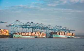 Los buques Maersk Denver y Mary Maersk, en la terminal de APM, en el puerto de Algeciras.