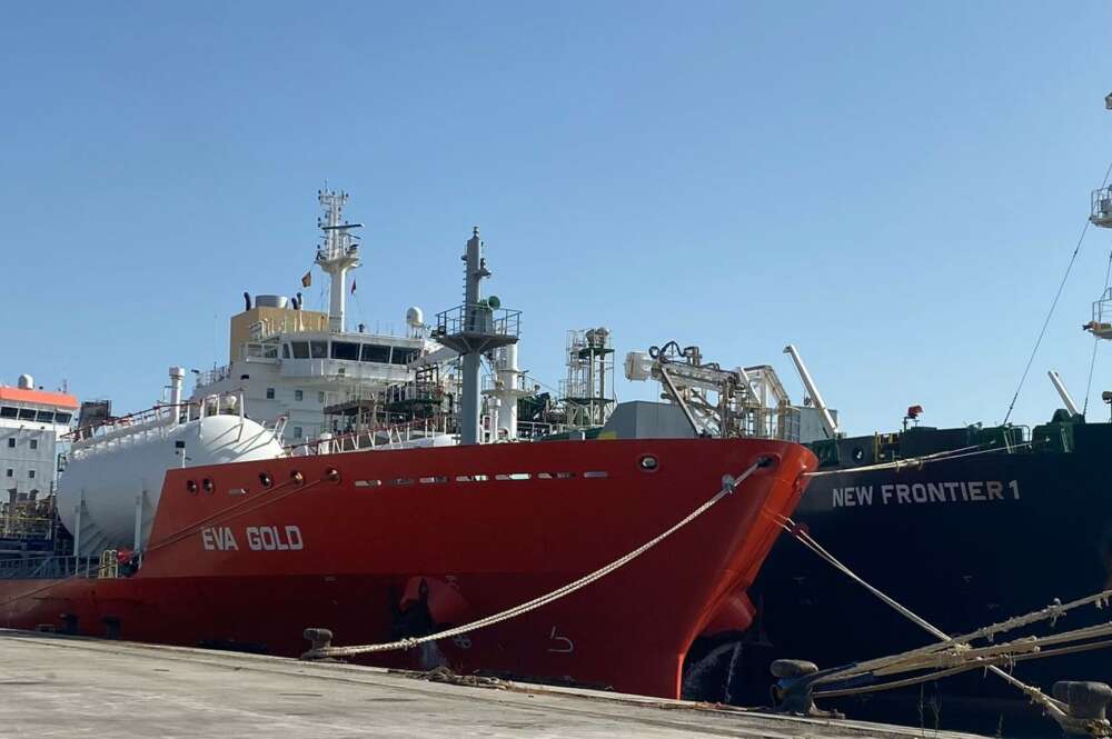 Los dos buques, durante el suministro. Foto: Puerto de Algeciras