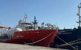 Los dos buques, durante el suministro. Foto: Puerto de Algeciras