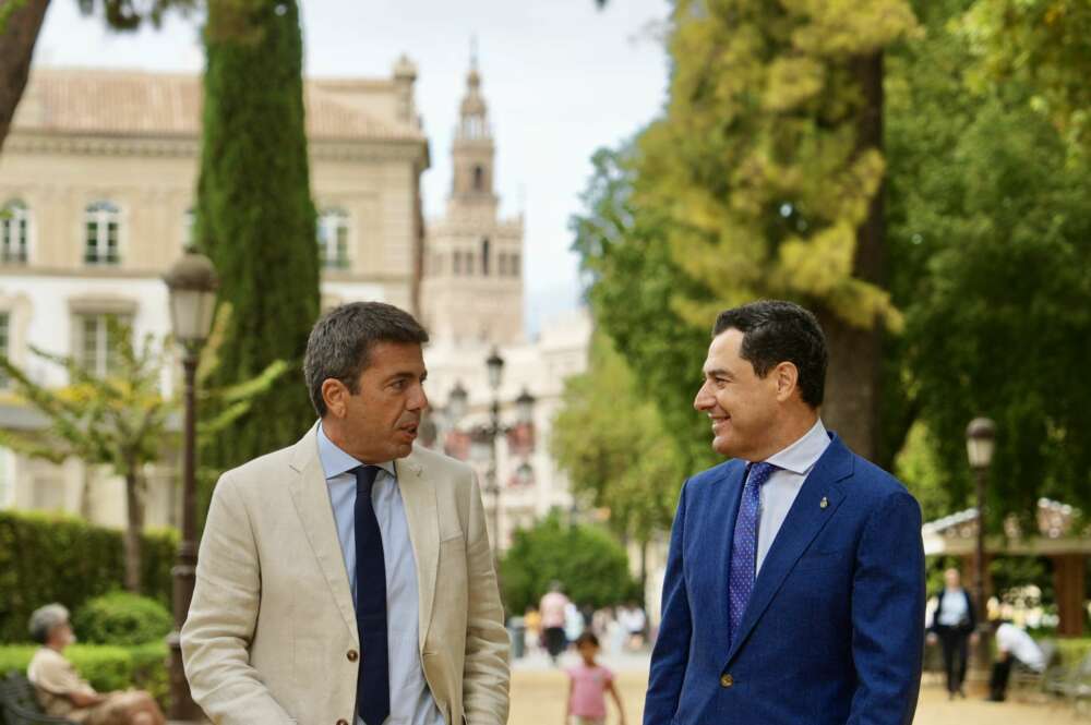 El presidente de Andalucía, Juanma Moreno, y el presidente de la Comunitat Valenciana, Carlos Mazón.