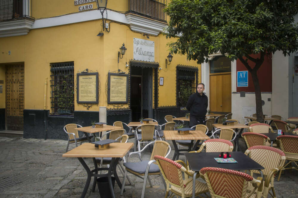 (Foto de ARCHIVO) Imágenes del impacto del Coronavirus en el sector turístico. Un camarero espera la llegada de clientes en un restaurante del barrio de Santa Cruz en Sevilla (Andalucía, España), a 03 de marzo de 2020. María José López / Europa Press SEVILLA;03.03.20. IMÁGENES DE RECURSO DEL IMPACTO NEGATIVO EN EL TURISMO DE LA CAPITAL HISPALENSE POR EL VIRUS DEL CORONAVIRUS. 03/3/2020