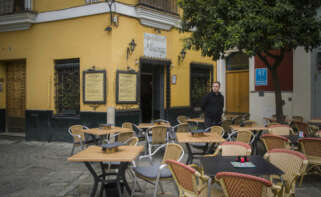 (Foto de ARCHIVO) Imágenes del impacto del Coronavirus en el sector turístico. Un camarero espera la llegada de clientes en un restaurante del barrio de Santa Cruz en Sevilla (Andalucía, España), a 03 de marzo de 2020. María José López / Europa Press SEVILLA;03.03.20. IMÁGENES DE RECURSO DEL IMPACTO NEGATIVO EN EL TURISMO DE LA CAPITAL HISPALENSE POR EL VIRUS DEL CORONAVIRUS. 03/3/2020