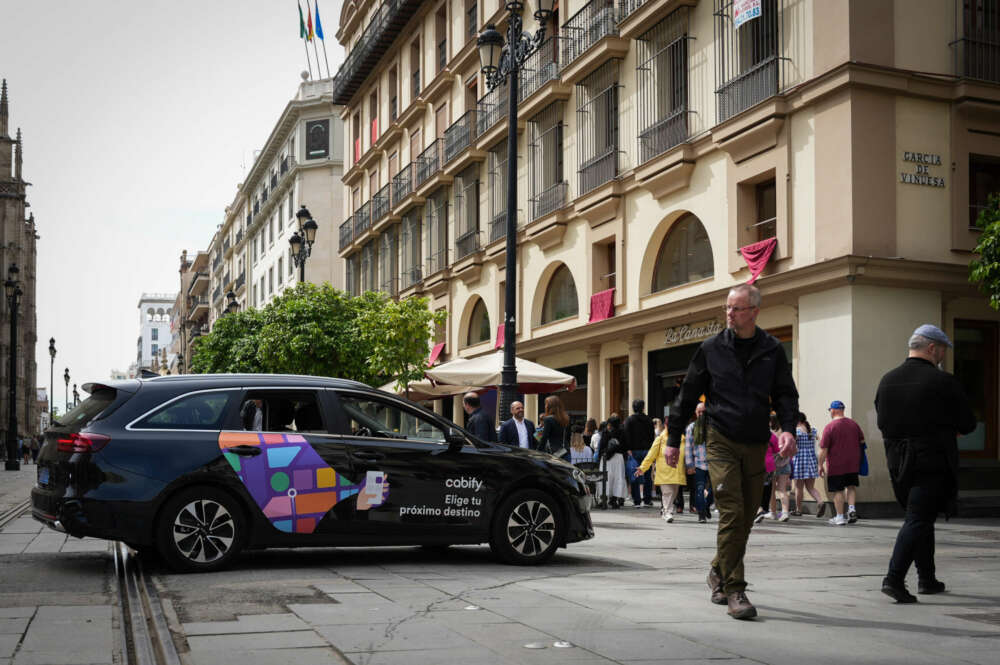 (Foto de ARCHIVO) Un vehículo VTC circula por una calle del centro de Sevilla. A 02 de abril de 2024, en Sevilla (Andalucía, España). María José López / Europa Press 02/4/2024