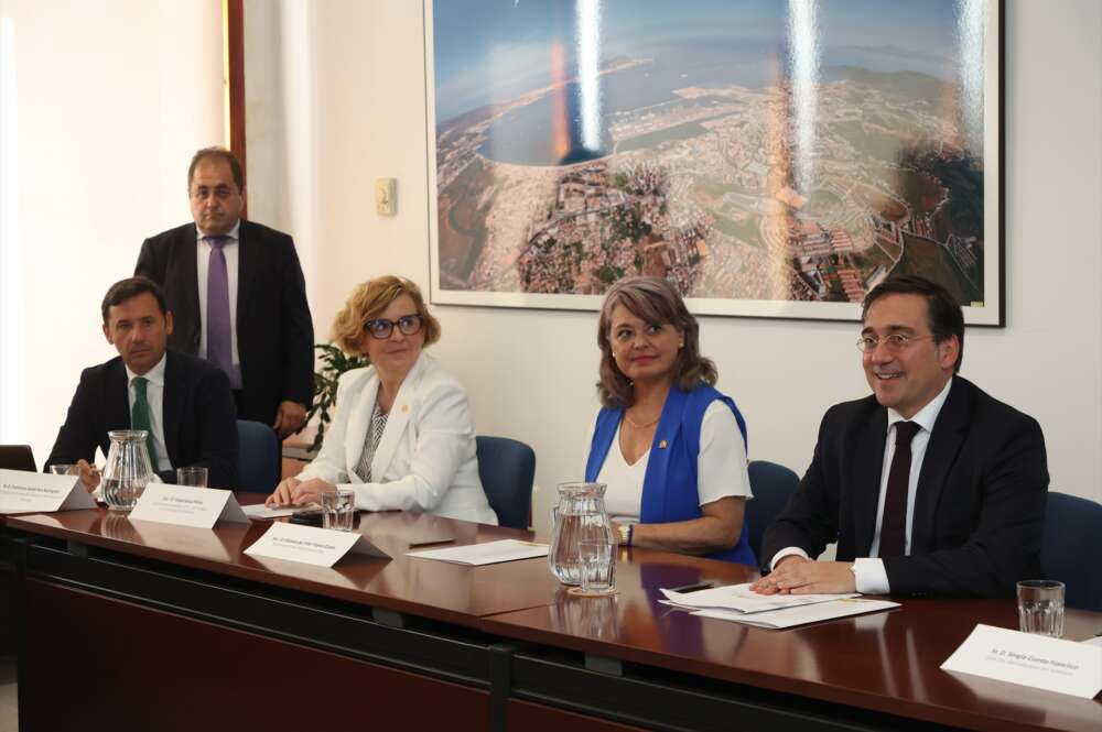 El ministro de Asuntos Exteriores, Unión Europea y Cooperación del Gobierno de España, José Manuel Albares, durante una reunión junto a representantes municipales del Campo de Gibraltar en junio.