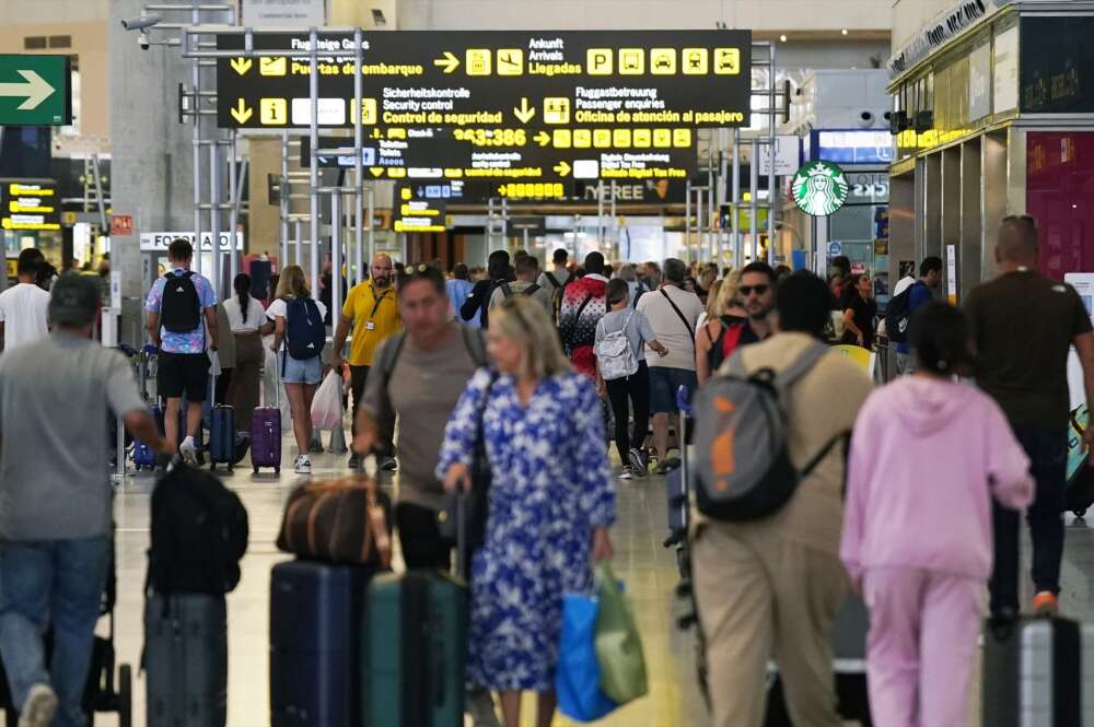 Imágenes de turistas a su llegada al aeropuerto de Málaga-Costa del Sol, a 1 de julio de 2024.