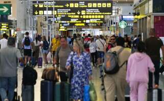 Imágenes de turistas a su llegada al aeropuerto de Málaga-Costa del Sol, a 1 de julio de 2024.