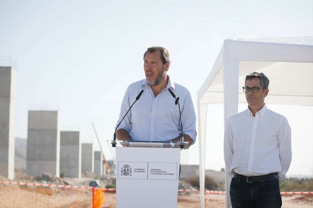 El ministro de Transportes y Movilidad Sostenible, Óscar Puente, y el ministro de la Presidencia, Justicia y Relaciones con las Cortes, Felix Bolaños, en su visita a las obras de la línea de alta velocidad de Níjar (Almería), en agosto de 2024.