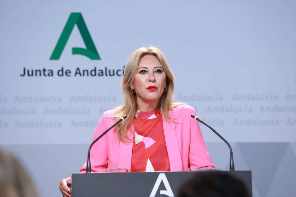 La consejera de Economía, Hacienda y Fondos Europeos y portavoz del Gobierno, Carolina España, en la rueda de prensa posterior al Consejo de Gobierno de Andalucía.