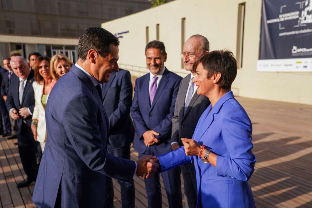 Juanma Moreno, presidente de Andalucía, saluda a la ministra de Vivienda y Agenda Urbana, Isabel Rodríguez, el inicio del IV Congreso Nacional de Vivienda en Málaga.