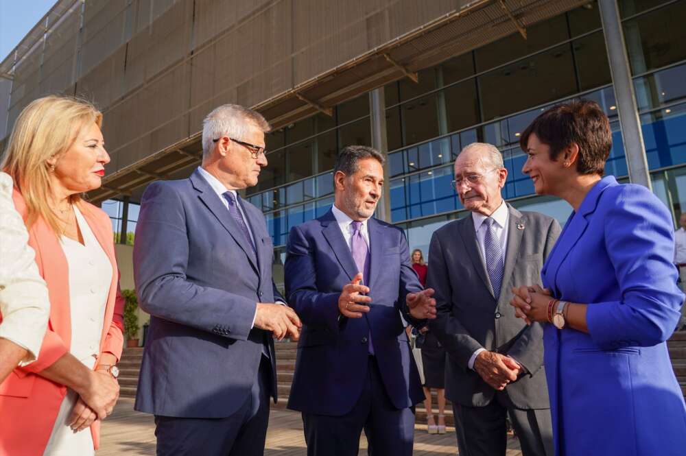 Juan Antonio Gómez-Pintado, presidente de la Asociación de Promotores y Constructores de España, conversa con la ministra de Vivienda y Agenda Urbana, Isabel Rodríguez en el Congreso Nacional de Vivienda en Málaga.