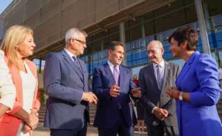 Juan Antonio Gómez-Pintado, presidente de la Asociación de Promotores y Constructores de España, conversa con la ministra de Vivienda y Agenda Urbana, Isabel Rodríguez en el Congreso Nacional de Vivienda en Málaga.