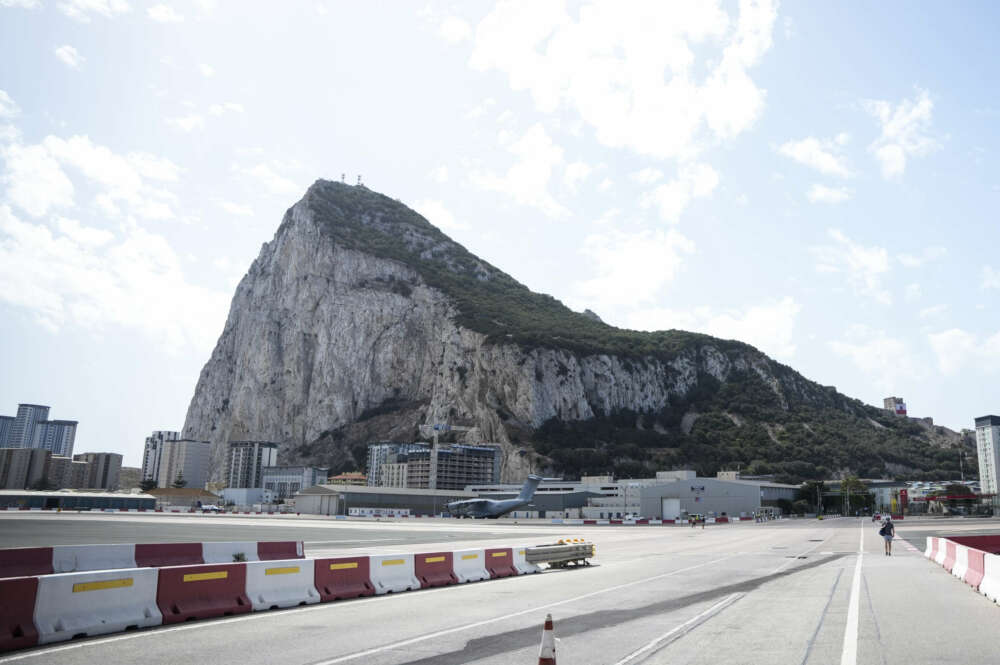 (Foto de ARCHIVO) Detalle del aeropuerto en el día previo del National Day en Gibraltar, a 9 de septiembre de 2024 en Gibraltar. La Fiesta de Gibraltar, que se celebra anualmente el 10 de septiembre, es una de las dos fiestas locales oficiales del territorio de ultramar británica de Gibraltar. Esta fiesta conmemora el primer referéndum sobre la soberanía de Gibraltar de 1967, en el que a los electores de Gibraltar se les preguntó si deseaban pasar ya sea bajo la soberanía española, o permanecer bajo la administración británica, con instituciones propias. Joaquin Corchero / Europa Press 10 SEPTIEMBRE 2024 08/9/2024