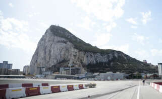 (Foto de ARCHIVO) Detalle del aeropuerto en el día previo del National Day en Gibraltar, a 9 de septiembre de 2024 en Gibraltar. La Fiesta de Gibraltar, que se celebra anualmente el 10 de septiembre, es una de las dos fiestas locales oficiales del territorio de ultramar británica de Gibraltar. Esta fiesta conmemora el primer referéndum sobre la soberanía de Gibraltar de 1967, en el que a los electores de Gibraltar se les preguntó si deseaban pasar ya sea bajo la soberanía española, o permanecer bajo la administración británica, con instituciones propias. Joaquin Corchero / Europa Press 10 SEPTIEMBRE 2024 08/9/2024