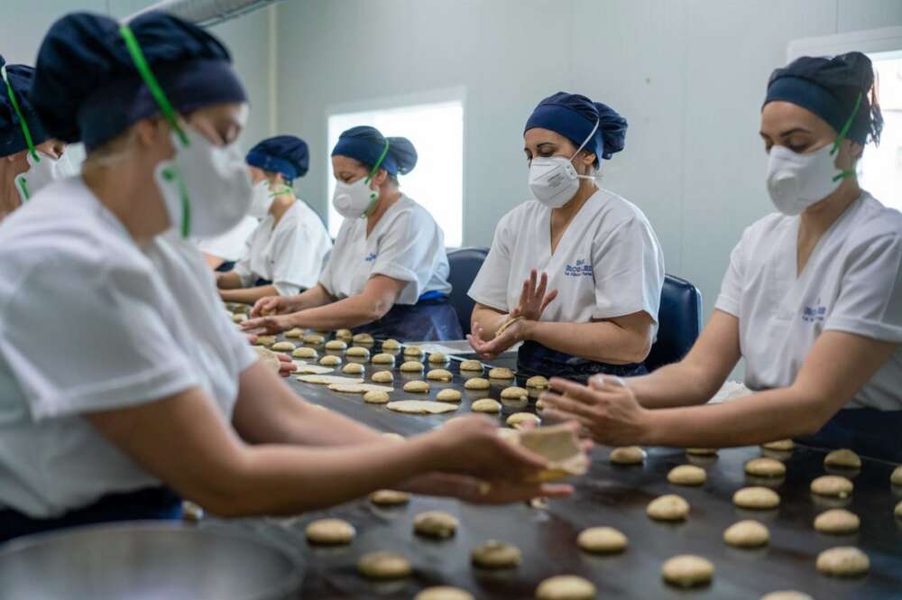 Operarias de la firma sevillana Inés Rosales, en una fase del proceso de fabricación de tortas artesanas.