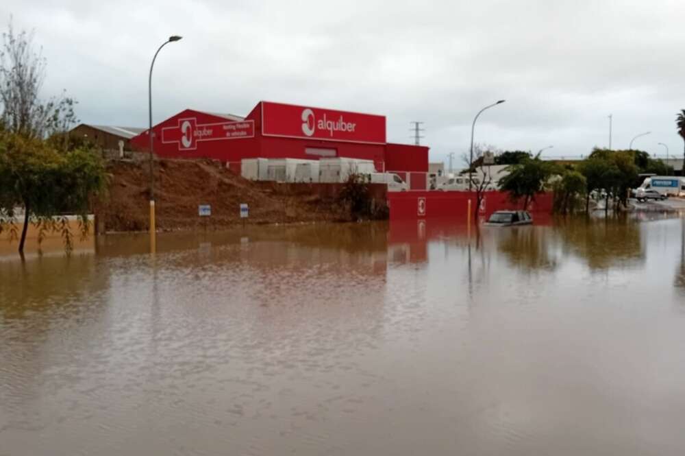 Inundación por la DANA en la calle César Vallejo del polígono industrial Guadalhorce.