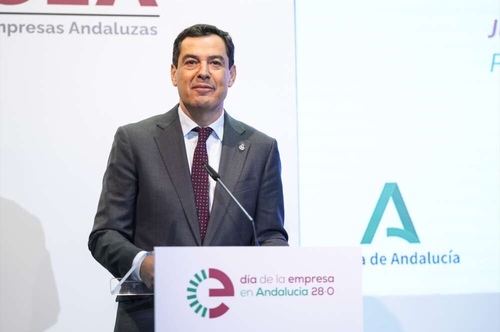 El presidente de la Junta de Andalucía, Juanma Moreno, durante la conmemoración del Día de la Empresa en Andalucía organizado por la CEA en la Confederación de Empresarios de Andalucía, a 28 de octubre de 2024 en Sevilla (Andalucía, España). Hoy, festividad de San Judas Tadeo, se celebra en Andalucía el Día de la Empresa. En su tercera edición, la CEA otorga galardones a empresas e instituciones relevantes en el sector laboral. Joaquin Corchero / Europa Press 28/10/2024