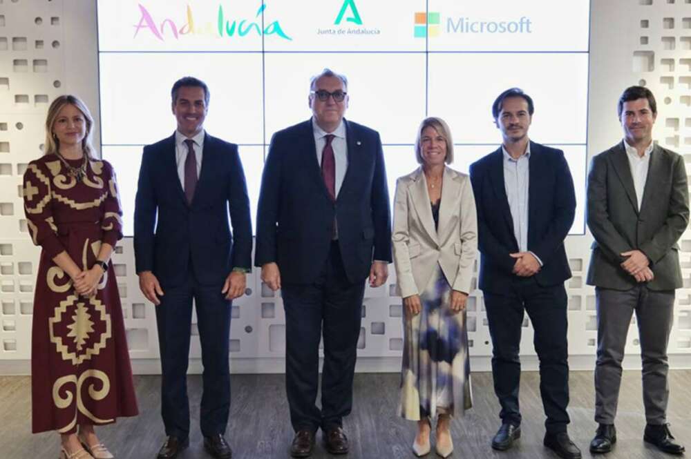 El consejero de Turismo y Andalucía Exterior, Arturo Bernal, junto a los responsables de Microsoft, tras la firma del acuerdo. Foto: Junta de Andalucía