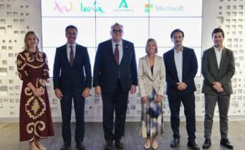 El consejero de Turismo y Andalucía Exterior, Arturo Bernal, junto a los responsables de Microsoft, tras la firma del acuerdo. Foto: Junta de Andalucía