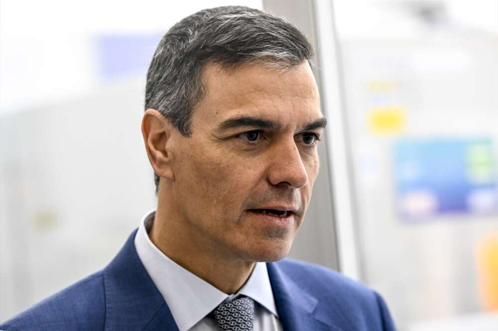 El presidente del Gobierno, Pedro Sánchez, durante su visita a la sede del Centro Interuniversitario de Microelectrónica (IMEC), a 18 de octubre de 2024, en Lovaina (Bélgica). Pedro Sánchez ha viajado a Bruselas con motivo de la cumbre del Consejo Europeo celebrada ayer, 17 de octubre. Durante su visita al centro, el presidente del Gobierno ha anunciado que el Ejecutivo ya ha liberado los primeros 100 millones de euros de inversión para el centro de investigación y desarrollo sobre semiconductores que el IMEC va a instalar en Málaga. Dirk Waem / Belga / Europa Press 18 OCTUBRE 2024;PRESIDENTE;CENTRO;INVESTIGACIÓN;I+D 18/10/2024