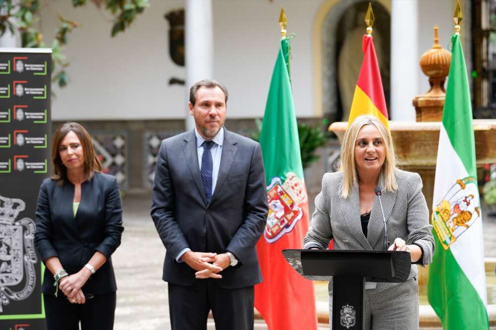 El ministro de Transportes y Movilidad Sostenible, Óscar Puente (c); la alcaldesa de Granada, Marifrán Carazo (d); y la consejera de Fomento, Articulación del Territorio y Vivienda, Rocío Díaz (i); ofrecen rueda de prensa tras la reunión. A 11 de octubre de 2024, en Granada, (Andalucía, España). El ministro de Transportes y Movilidad Sostenible, Óscar Puente, ha presidido la primera reunión de la mesa técnica para el impulso de la conexión e integración del ferrocarril en Granada, junto a la alcaldesa, Marifrán Carazo, y la consejera de Fomento, Articulación del Territorio y Vivienda, Rocío Díaz. Arsenio Zurita 11/10/2024