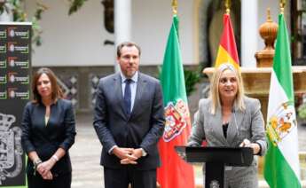 El ministro de Transportes y Movilidad Sostenible, Óscar Puente (c); la alcaldesa de Granada, Marifrán Carazo (d); y la consejera de Fomento, Articulación del Territorio y Vivienda, Rocío Díaz (i); ofrecen rueda de prensa tras la reunión. A 11 de octubre de 2024, en Granada, (Andalucía, España). El ministro de Transportes y Movilidad Sostenible, Óscar Puente, ha presidido la primera reunión de la mesa técnica para el impulso de la conexión e integración del ferrocarril en Granada, junto a la alcaldesa, Marifrán Carazo, y la consejera de Fomento, Articulación del Territorio y Vivienda, Rocío Díaz. Arsenio Zurita 11/10/2024