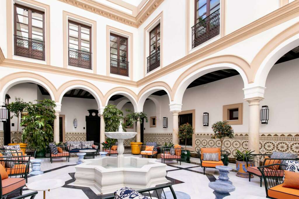 Patio de los naranjos del Hotel Don Ramón.