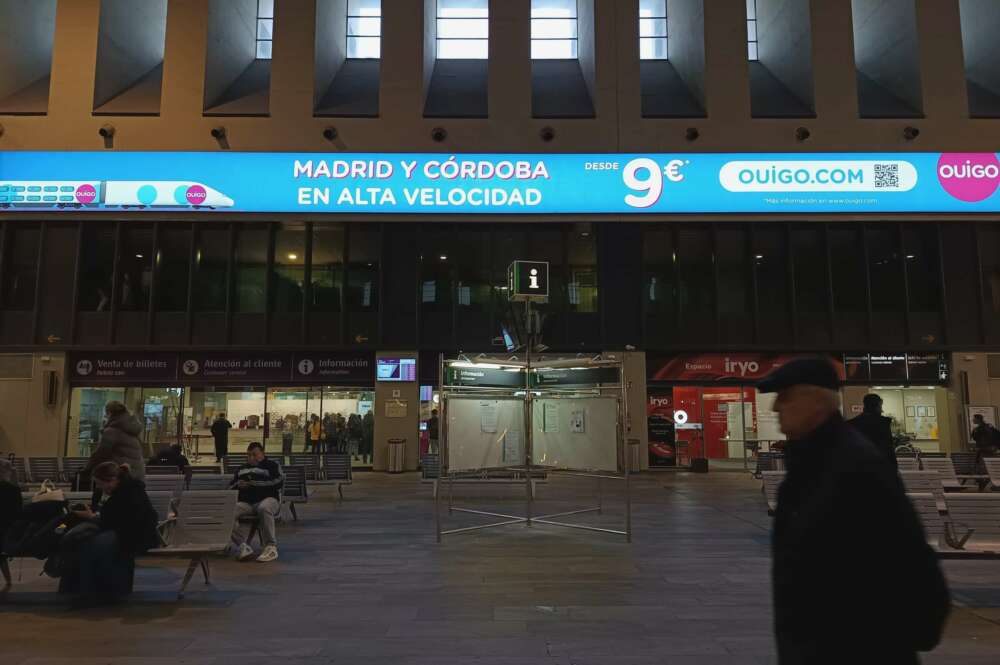 Ouigo anuncia en la estación de tren de Sevilla, Santa Justa, su llegada a Andalucía.