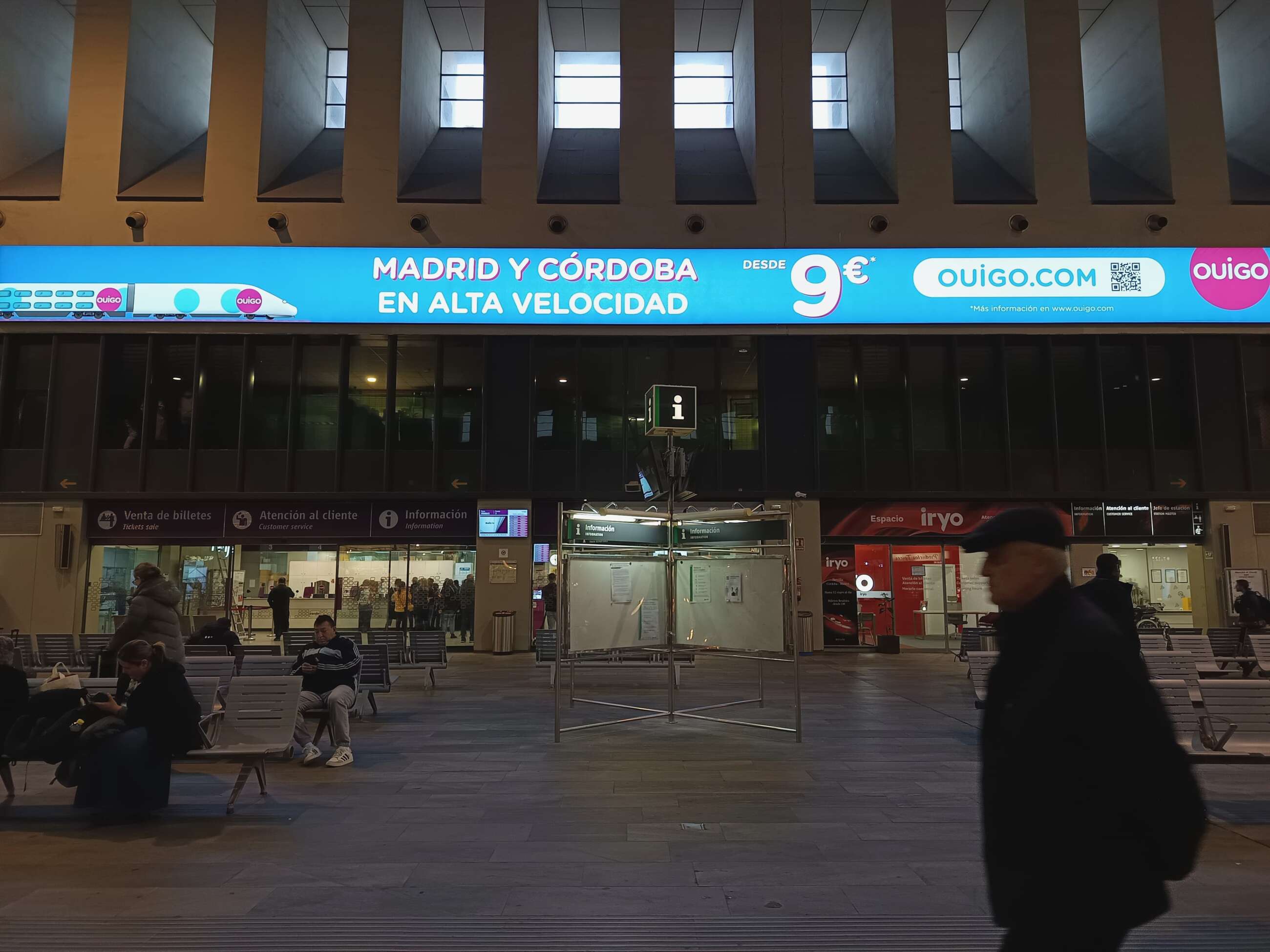 Ouigo anuncia en la estación de tren de Sevilla, Santa Justa, su llegada a Andalucía.