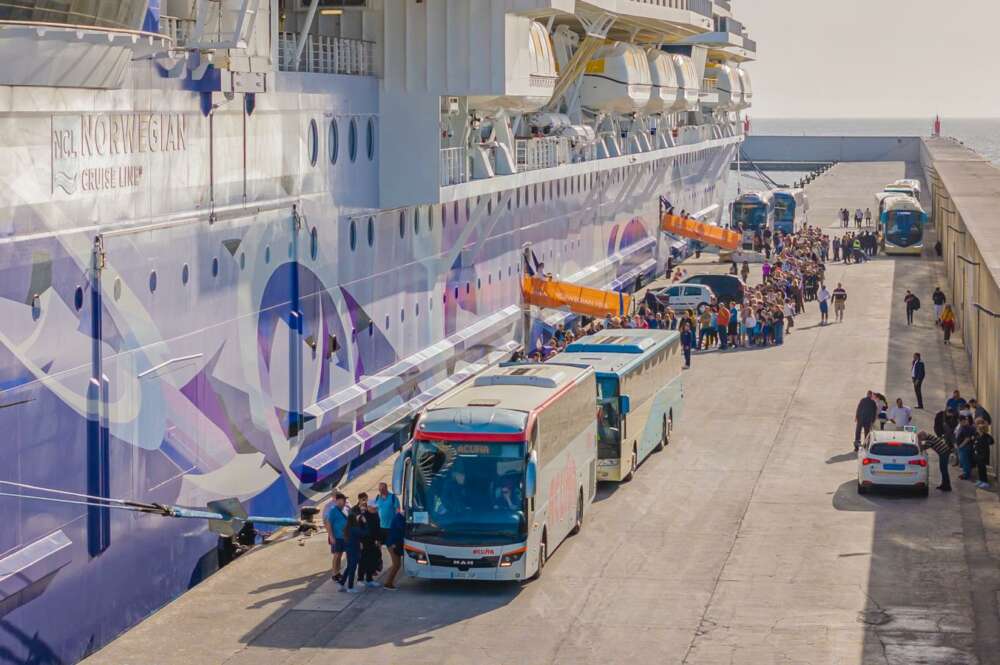 Cruceristas se bajan de un crucero en el Puerto de Motril.