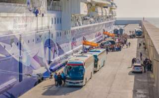 Cruceristas se bajan de un crucero en el Puerto de Motril.