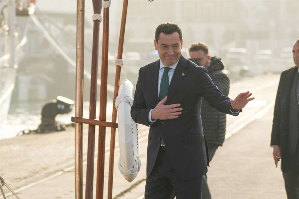 El presidente de la Junta de Andalucía, Juanma Moreno, en el puerto de Cádiz.