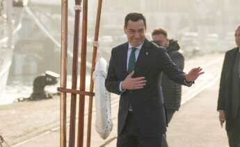 El presidente de la Junta de Andalucía, Juanma Moreno, en el puerto de Cádiz.