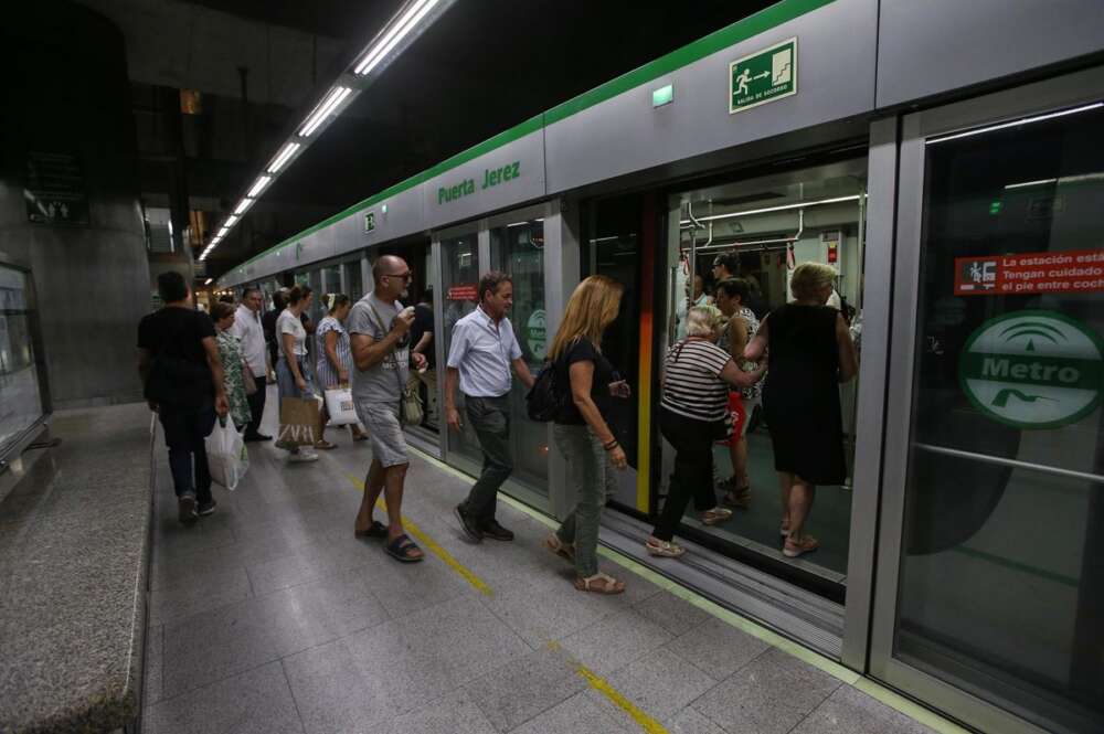 Personas entrando en el metro de Sevilla.