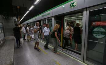 Personas entrando en el metro de Sevilla.