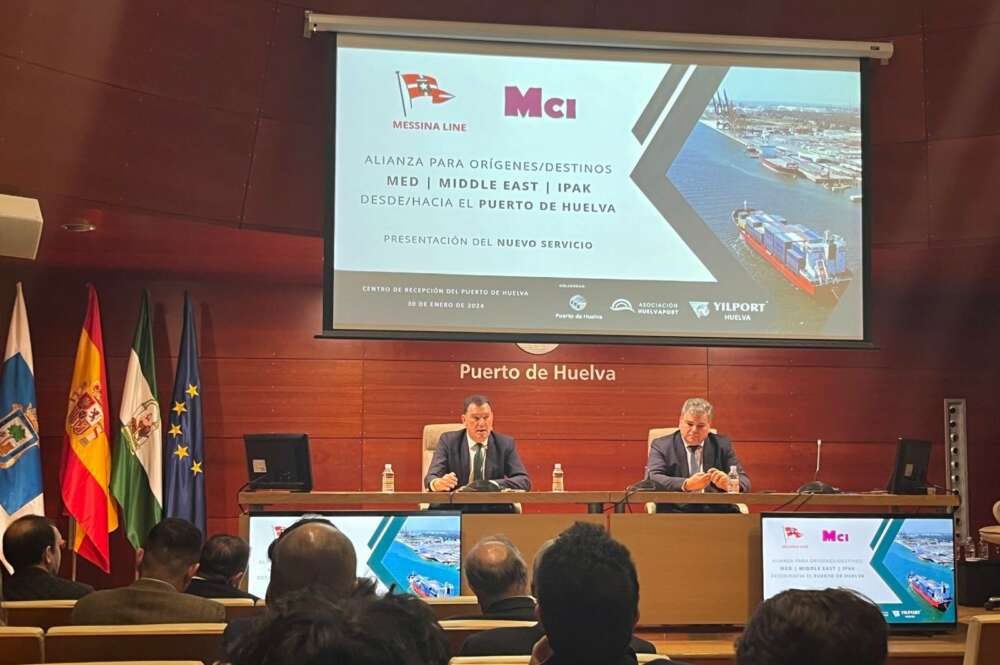 El presidente del Puerto de Huelva, Alberto Santana, junto al director de la misma entidad, Alfonso Peña.