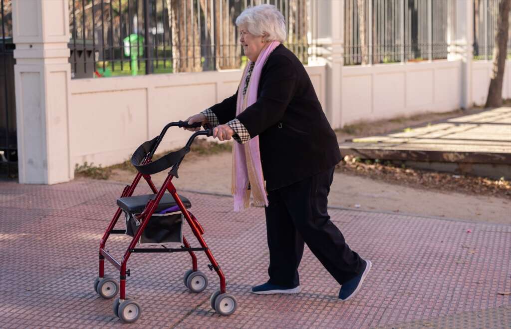 Las personas mayores  pueden acceder a múltiples servicios y descuentos. Foto: Eduardo Parra / Europa Press.