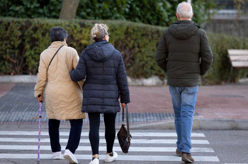 (Foto de ARCHIVO) Varias personas caminan, a 26 de diciembre de 2024, en Madrid (España). La revalorización supondrá un aumento de 600 euros anuales para las pensiones contributivas, y de 500 euros anuales para las pensiones medias. La subida de las pensiones contributivas y de clases pasivas en un 2,8% para 2025, ya confirmada por el Gobierno el pasado noviembre, obedece a la fórmula de revalorización recogida en la Ley de reforma de las pensiones, en la que se tiene en cuenta, como referencia para determinar la subida de estas prestaciones, el IPC interanual promedio de doce meses (de diciembre del año anterior a noviembre del ejercicio en vigor). En 2024, las pensiones contributivas se revalorizaron un 3,8% porque la inflación media fue mayor, mientras que en 2023 lo hicieron en un 8,5%. Eduardo Parra / Europa Press 26 DICIEMBRE 2024;PENSIÓN;IPC;PENSIONES;ANCIANOS;PERSONAS MAYORES;JUBILADOS; 26/12/2024