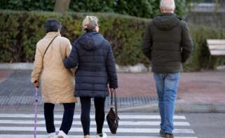 (Foto de ARCHIVO) Varias personas caminan, a 26 de diciembre de 2024, en Madrid (España). La revalorización supondrá un aumento de 600 euros anuales para las pensiones contributivas, y de 500 euros anuales para las pensiones medias. La subida de las pensiones contributivas y de clases pasivas en un 2,8% para 2025, ya confirmada por el Gobierno el pasado noviembre, obedece a la fórmula de revalorización recogida en la Ley de reforma de las pensiones, en la que se tiene en cuenta, como referencia para determinar la subida de estas prestaciones, el IPC interanual promedio de doce meses (de diciembre del año anterior a noviembre del ejercicio en vigor). En 2024, las pensiones contributivas se revalorizaron un 3,8% porque la inflación media fue mayor, mientras que en 2023 lo hicieron en un 8,5%. Eduardo Parra / Europa Press 26 DICIEMBRE 2024;PENSIÓN;IPC;PENSIONES;ANCIANOS;PERSONAS MAYORES;JUBILADOS; 26/12/2024